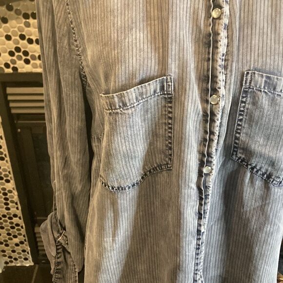 Love 8 blue snap shirt, size large, good used condition - Picture 3 of 11